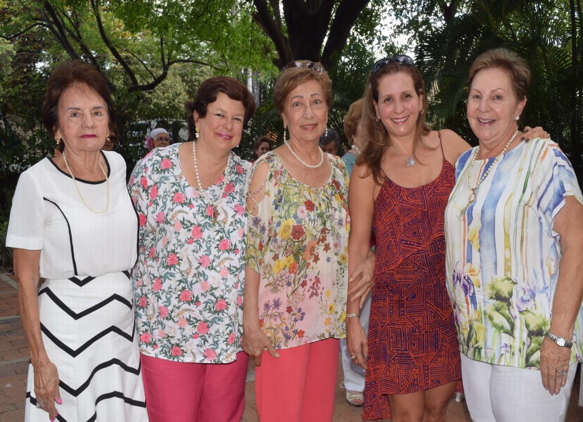 Luz de Polanía, Claudia Perdomo, Nelly de Díaz, Tata Díaz y la cumpleañera Lucia Millán.